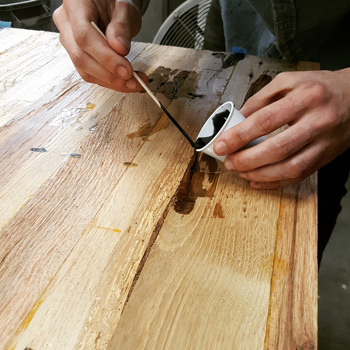 SPACEarchitects's tweet photo. The road to a glossy finished table is filled with epoxy. 👌 

.
.
#epoxy #actionshot #woodworking #before #woodwork #carpentry #beginning #viewsfromtheshop #spacecrafted #architecture #design #customtable #stl https://t.co/aGDBuwyzAu