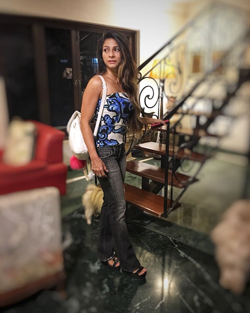 TanishaaMukerji's tweet photo. Heading out for a #movienight๐ฌ #TM #tmspeaks #TMstyle #styletiskch #fashionfundamentals #styled #instame #movienight #moviescenes #midweek #wednesdayvibes #mood #fun #instagramers https://t.co/AHajx3HzsQ