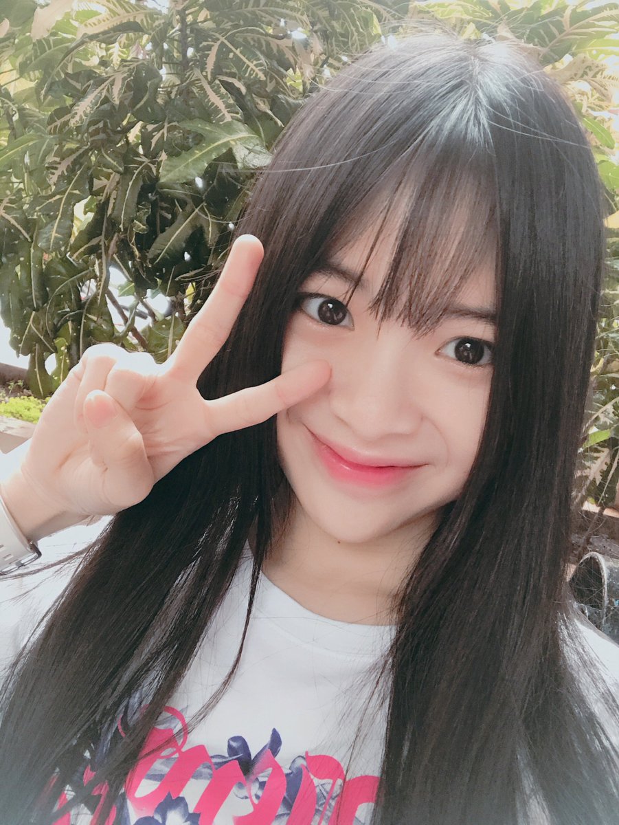 cindyyuvia's tweet photo. foto selesai uas tadi(?) hehehehe 📚✌🏻 https://t.co/pKLTBkSwmV