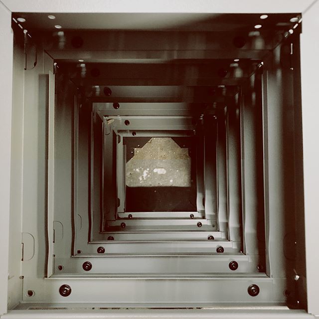 VanLineNI's tweet image. Inside a stack of System Edstrom drawer units being assembled.  #systemedstrom #edstrom #vanracking #vandrawers #drawers #shelving #vanshelving #vanfitout #getthemostfromyourvan #northernireland ift.tt/2GXqb4X