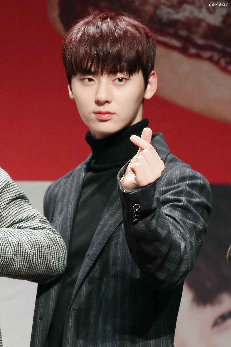 cereal_MH's tweet photo. 180207 롯데리아 사인회
😘😘
#민현 #황민현 #minhyun #WANNAONE https://t.co/gF7NP0Vycn