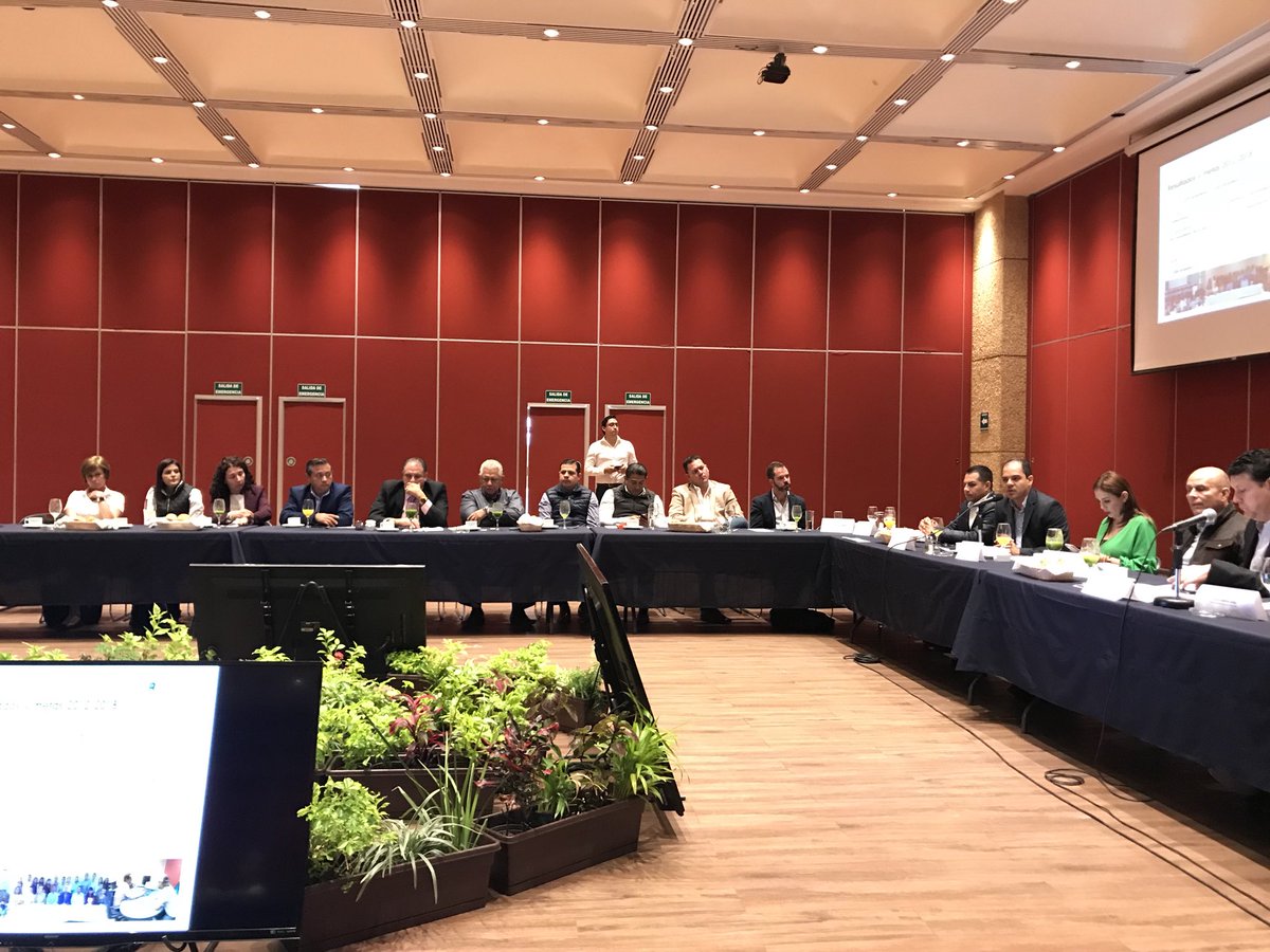 jlcarrera8a's tweet photo. @Rector_utez presenta en el encuentro empresarial para el desarrollo económico de Morelos, los resultados de la Red Estatal de Incubadoras de Empresas, que en el periodo de 2012 a 2017 la red generó 974 empresas y 2155 empleos @JCsalgadoponce @Economia_Mor https://t.co/vC7FXVea4l