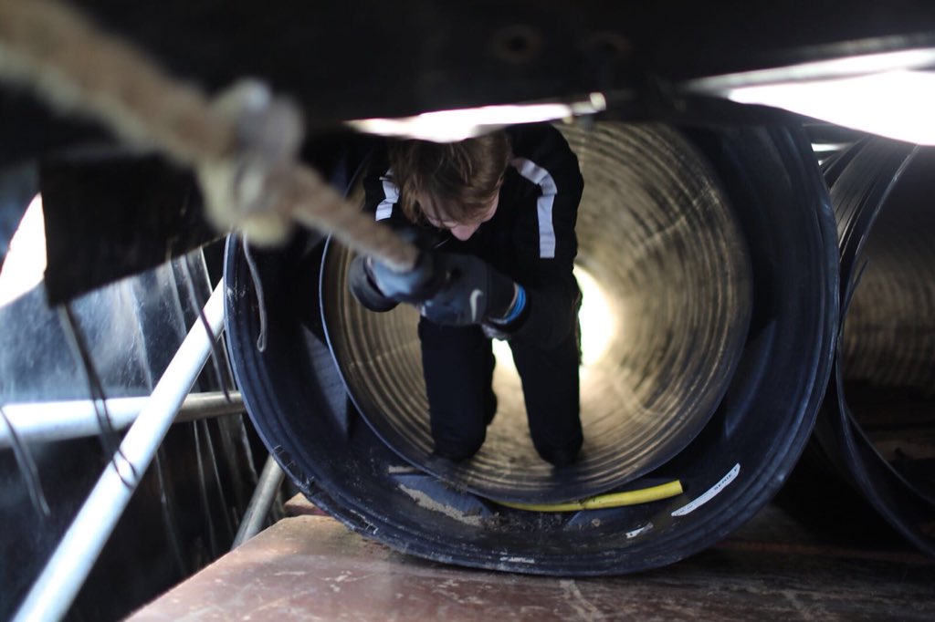 Moodcamp2018's tweet photo. Depressie kan je het gevoel geven dat het leven een lang en uitzichtloos zwart gat is. Tijdens de Obstacle ‘het zwarte gat’ kon je dit ervaren. #heyhetisoke #maakdepressiebespreekbaar #moodcamp https://t.co/aqLK14L6cI