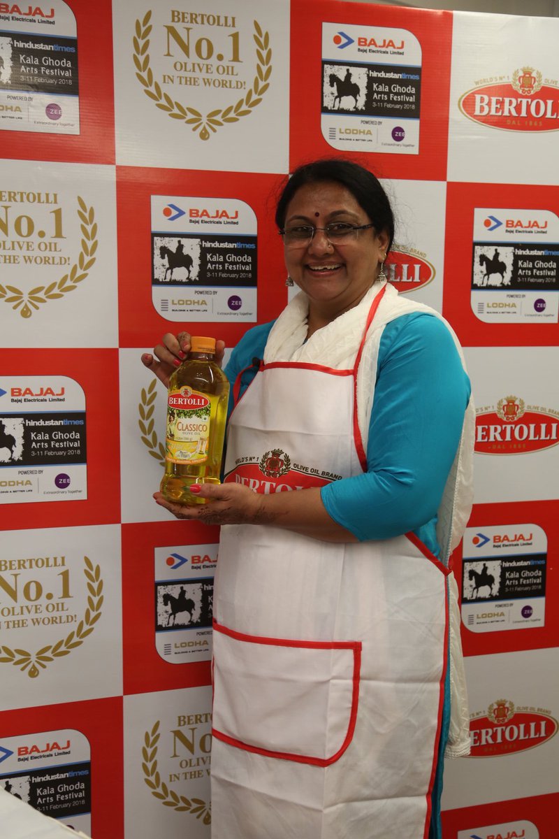 BertolliIndia's tweet photo. An amazing workshop comes to an end as chef @gautammehrishi made a recipie by our contest winner #GoOlive at Kala Ghoda Arts Festival
#BertolliWaliBaat #TastesBestWithBertolli #WorldsNumber1 #htkgaf18 #KalaGhoda2018 #KGAF2018 #KalaGhodaGoesOlive https://t.co/EsZ2GlVd5W