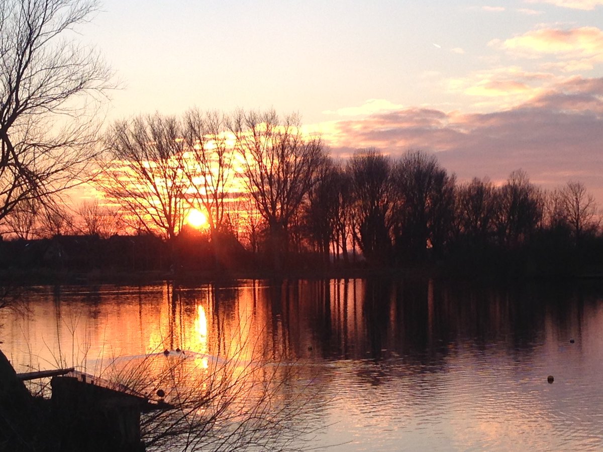 Wat is dit weer genieten @dsunset @ricoschroder <a href="/Alpenweerman/">Johanns (Alpen)weer @johannsalpenweer.bsky.social</a> <a href="/SeekingSkyfire/">Seeking Skyfire</a> <a href="/SkyScapes2/">#SkyScapes</a> <a href="/BestSunsetPhoto/">📷Вⷡeͤs͛ᴛⷮS͛uͧns͛eͤᴛⷮ Рⷬhͪoͦᴛⷮoͦ🌇</a> <a href="/EdAldus/">Ed Aldus</a> @EarthPixDaiIy <a href="/hetweerlokaal/">Het Weer Lokaal</a> <a href="/omroepwest/">Omroep West</a> @MeteoGroupWeer <a href="/LincsSkies/">Lincolnshire Skies</a> <a href="/mooieluchten/">mooieluchten</a> <a href="/mooielucht/">Mooielucht</a>