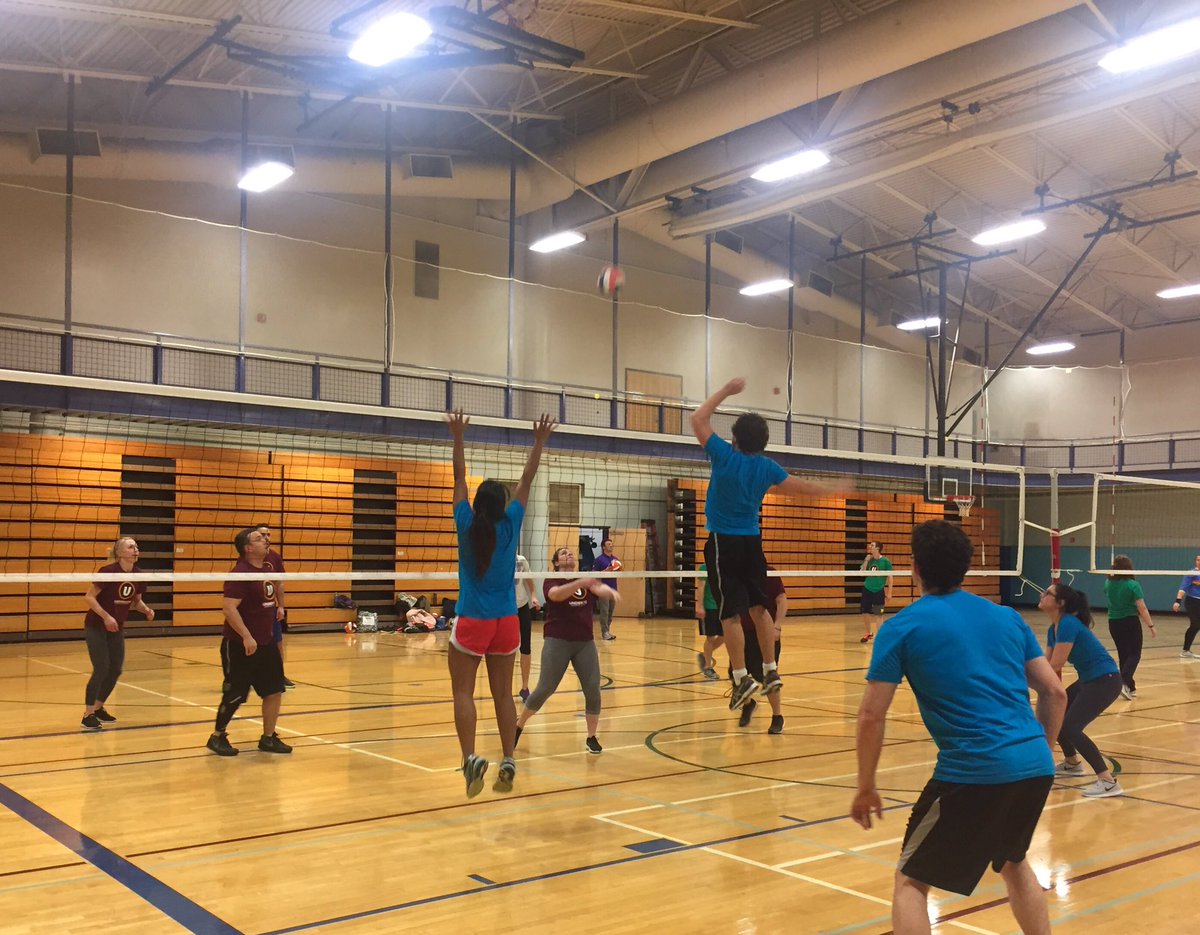 _JulieLevine's tweet photo. Reps that play together, stay together! Had a blast playing our customers @payscale last night at volleyball🏐🙌🏻 #RepsLoveHighspot #accountdevelopment @Highspot https://t.co/RlVIgPGXeV