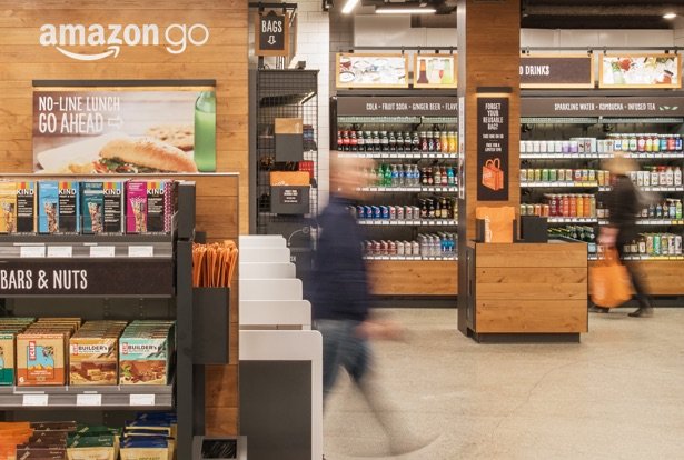 AllforoneCons's tweet photo. #JeffBezos no deja de sorprendernos! Esta vez #Amazon abre un nuevo modelo de supermercado 🤔 que nos hará la vida más fácil... Sin pasar por cajas ni esperar en filas interminables 😱#AmazonGo 
👉🏼https://t.co/yvxSIfwofh https://t.co/trKKSqPWpZ