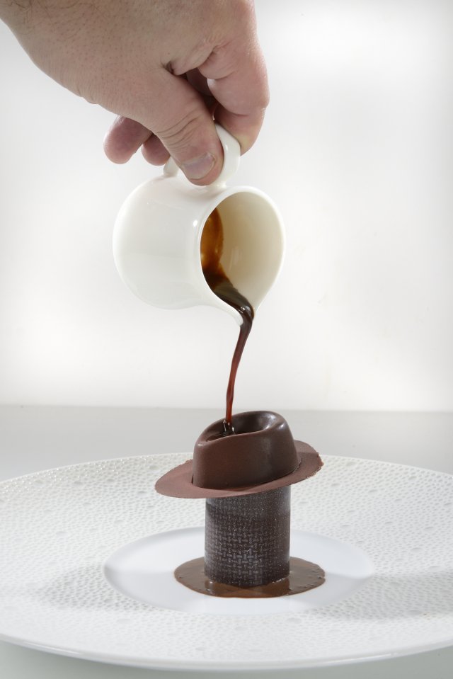 majelan_x's tweet photo. 🍰 Les 32 candidats du @MDAS_Officiel ont pâtissé sur le thème de l'artisanat du luxe à la française. Force est de constater que les jeunes toques ont été inspirées par l'univers de la mode, du parfum et du glamour #MDAS2018 https://t.co/BuC4a5NMPm https://t.co/z1sUOMQZ1k