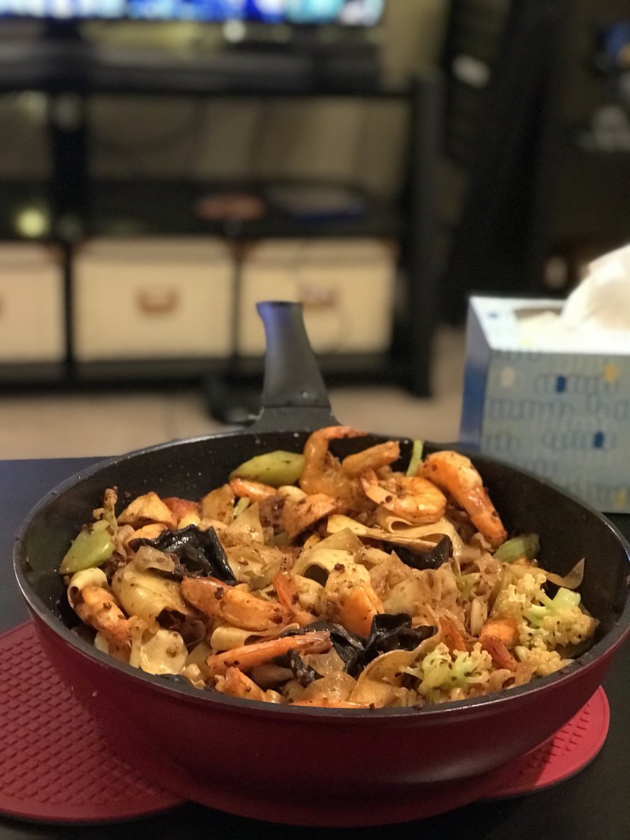 sandyschkitchen's tweet photo. I made a huge wok of ma la xiang guo (stir fried spicy shrimp, tofu skin, lettuce stems, cauliflower, black fungus...)They were too much to fit in a bowl, so we just ate like this 😂#spicy #foodporn #delish #hungry #tasty #sogood #yummy #asianfood #homemade #homecooking https://t.co/daJ6QJEUho