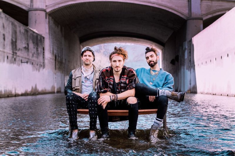 "Yeah, life is tough, but we can either stay in that place, or either have an outlook or do something to brighten it just the littlest bit." - @MagicGiant thecrimson.com/article/2018/2…