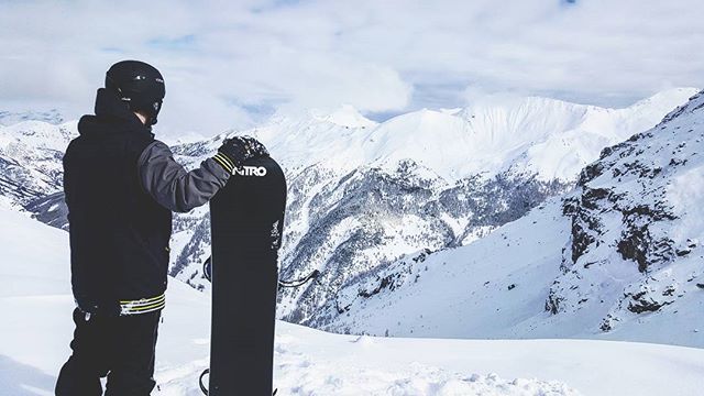 bradshaw_ben's tweet photo. Living that #mountain life! #italy #snowboarding #sestriere https://t.co/57jKQFCsPX https://t.co/PUPtVQGZR7