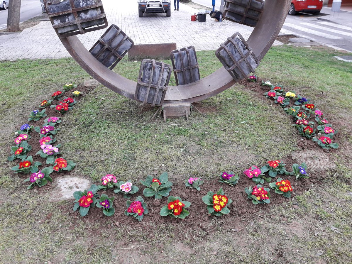 Indi_Inca's tweet photo. Un toque de color en la ciudad. Los operarios del área de #MedioAmbiente_Jardinería han sembrado de flores el monumento de la rotonda de Gral. Luque con Gran Vía. Seguimos embelleciendo Inca para tod@s. https://t.co/Qxq3SLRpDW