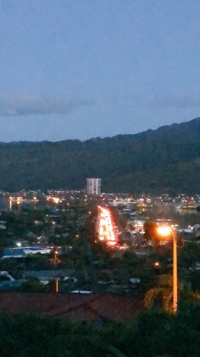 SUNWAYHAWAII's tweet photo. Nothing but red tail lights going into town on Kalanianaole Hwy. This is by Koko Marina. #hitraffic #townbound https://t.co/sc9Z92Gimn