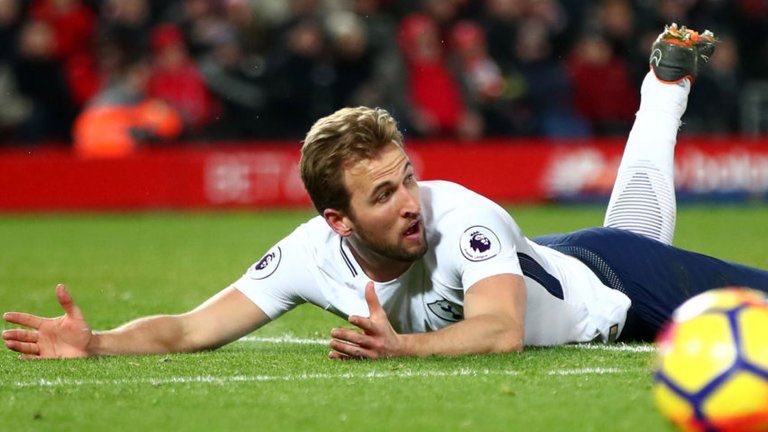 PurelyFootball's tweet photo. 🗣 Pochettino on Kane’s alleged dive against Liverpool

 "Football is about trying to trick your opponent. When you do tactics, it is to try to trick the opponent. Twenty or thirty years ago, we all congratulated a player when he tricks the referee like this." https://t.co/d09WGfC96f