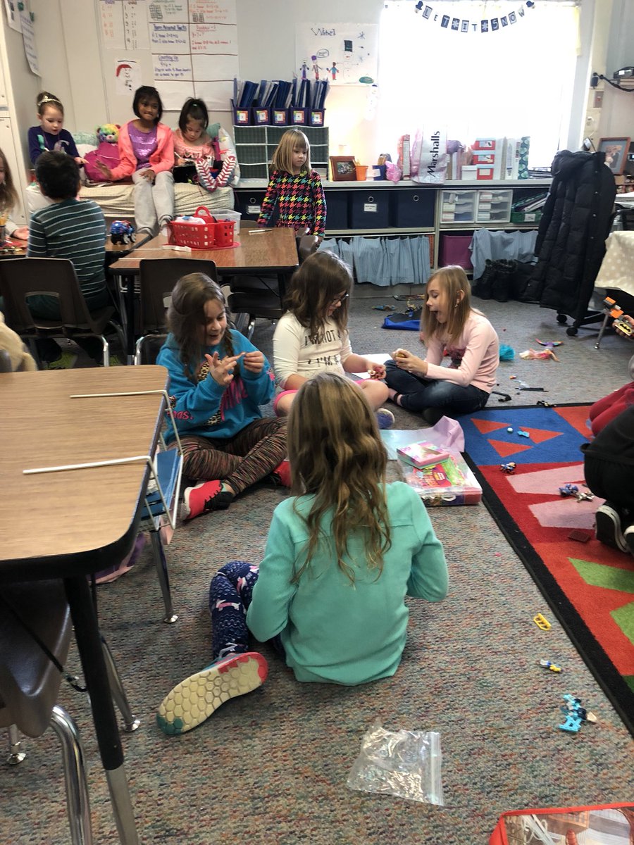 kimknysz's tweet photo. 2nd graders enjoying global play day and having fun with kindergarten friends! #gpd2018 #wleced @WLETigers https://t.co/xyGtW4XqjJ