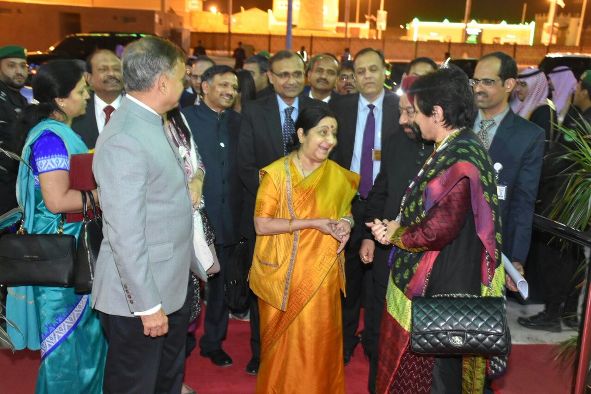 IndianEmbRiyadh's tweet photo. EAM @SushmaSwaraj arrives at the Indian Pavilion at Janadariya  @KSAMOFA  @MEAIndia @ajxtopcop @suhel44  @MEAQuery @Gen_VKSingh @mjakbar @IndianEmbRiyadh @CGIJeddah #IndiaAtJanadriya https://t.co/rR8REgIwYR