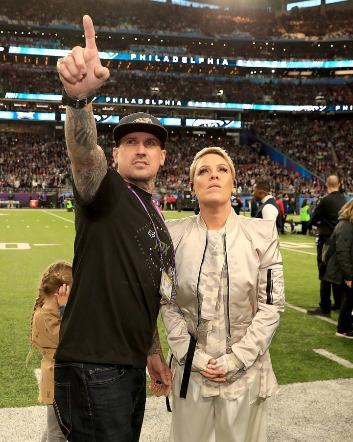 bestofalecia's tweet photo. Carey: "Look babe, you can jump off that corner next year"
#PinkForHalftimeShow https://t.co/ZDfO65A3Pd