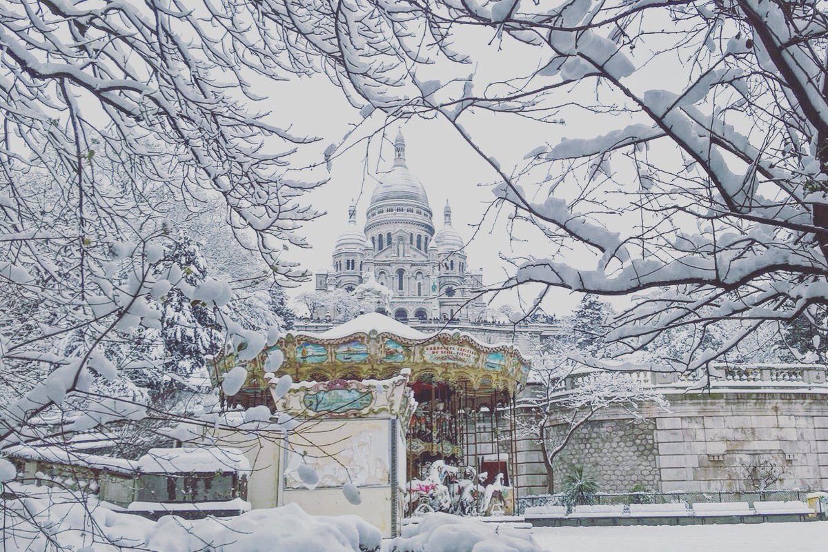 jessicahojo's tweet photo. Montmartre looking spectacularly white as Paris is blanketed in over 12cm of snow #ParisSousLaNeige https://t.co/CaSCYlz2Be