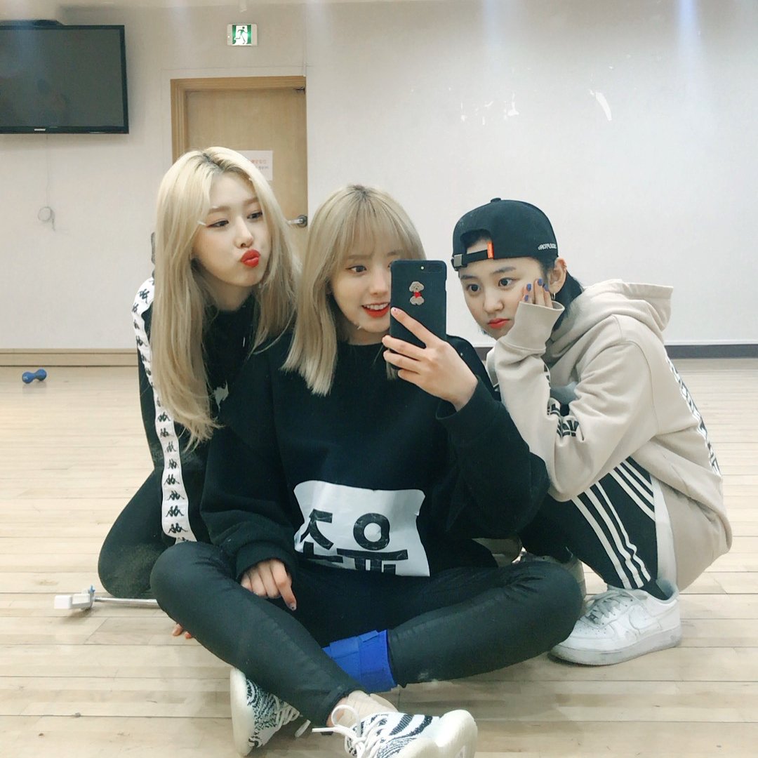 For_Euijin's tweet photo. 180208 - Yoonjo's Official IG

Yoonjo posted a photo with Euijin and NC.A. #의진 #소나무 #더유닛 #유닛G #앤씨아 #윤조 #빨강팀 #레드팀 #You_and_I https://t.co/TRJOavU3ui