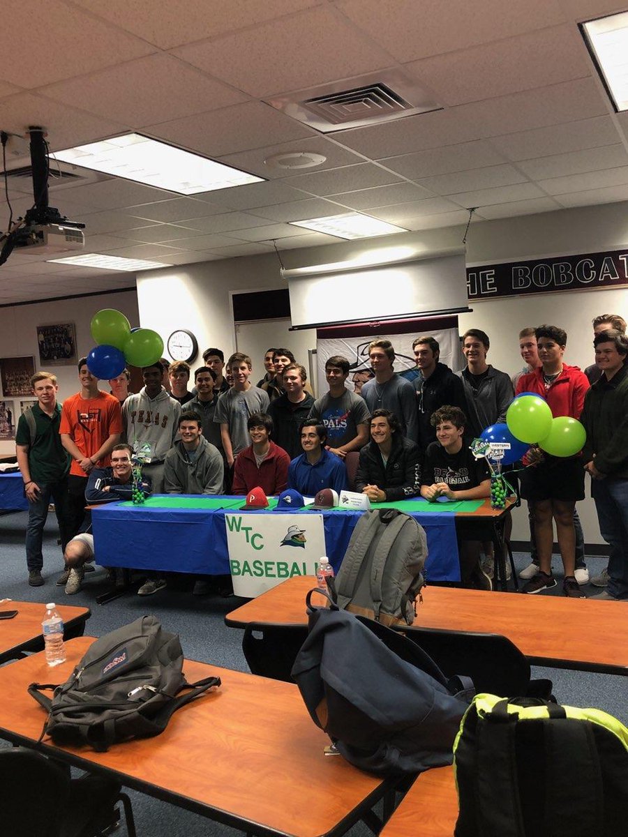 BFND_AT's tweet photo. Big day for the #BFND family! Congratulations to the college signers from football, baseball, and soccer! Good luck at the next level! https://t.co/K1s3Nf2uZm