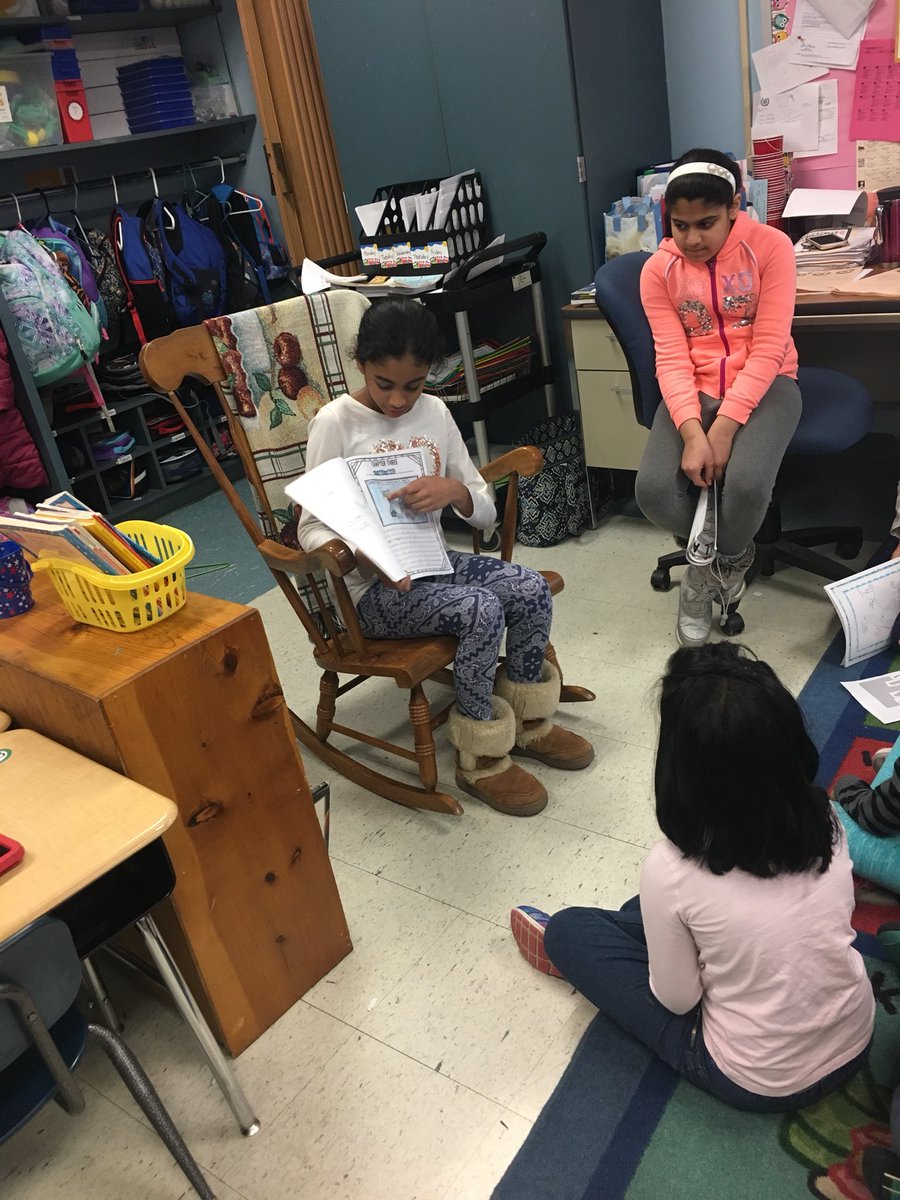 CardosoTeaches's tweet photo. 5th graders sharing their writing with first graders! #mlkedison #edisonk12 https://t.co/MxkMieFmCZ