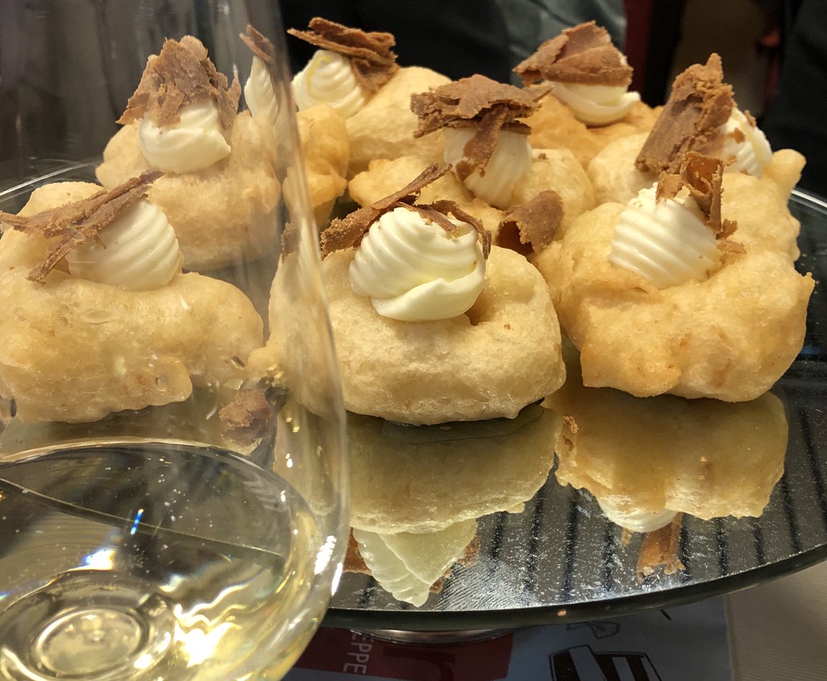 VinoTv_byCG's tweet photo. Zeppole con bottarga di ricciola e burro dello Chef Peppe Guida con un calice di furore bianco di @CuomoMarisa ... E se giocassimo al
“se questo piatto fosse un film??” https://t.co/UaW2RnUvfe
#wine #food #cinema #winetravelfood #cinegustologia #massimotroisi #peppeguida https://t.co/cMpHWnSJ85