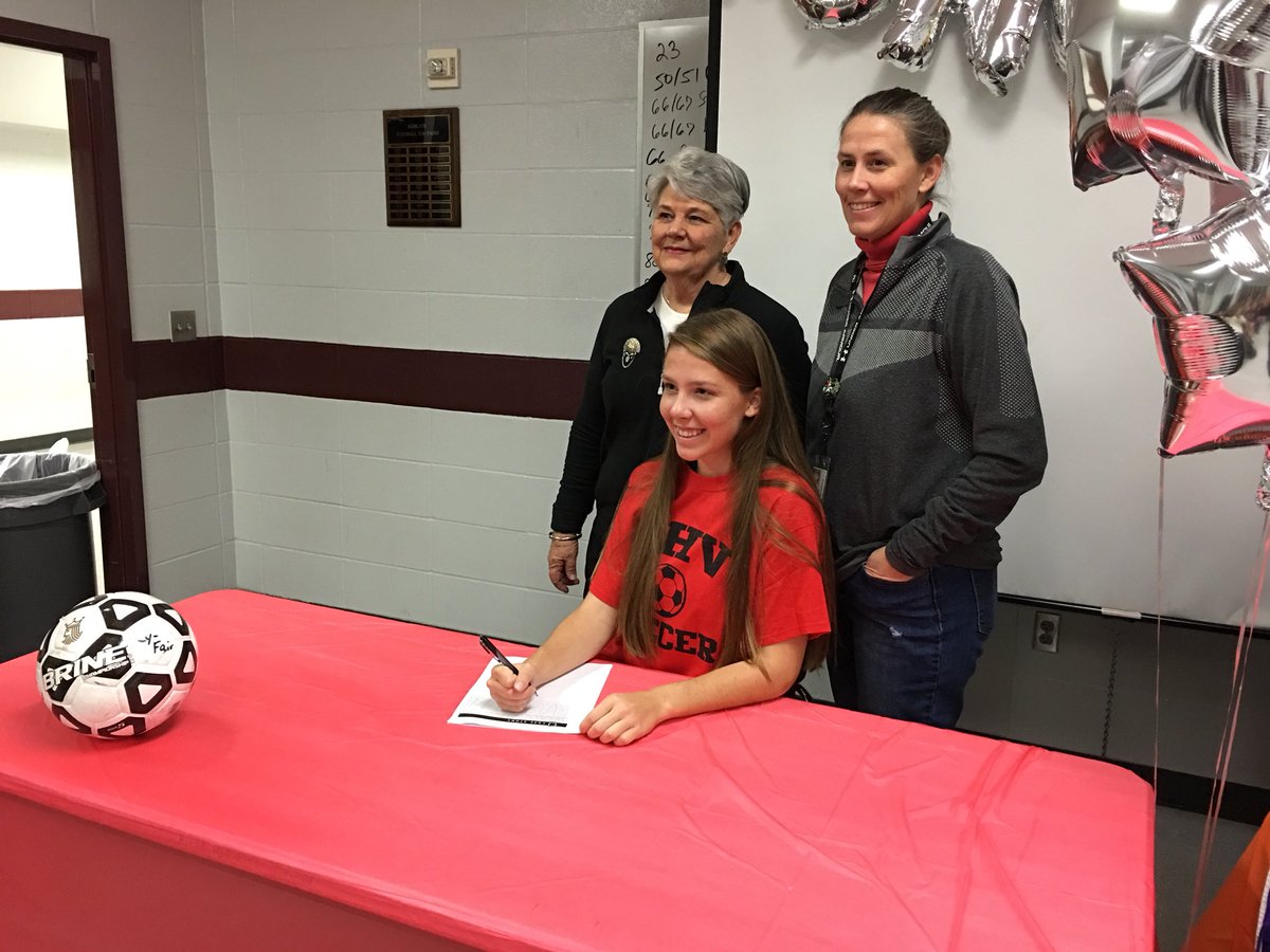 BFNDGirlsSoccer's tweet photo. It’s signing day for two remarkable young ladies. Ashlyn Sims will be playing soccer at UT Dallas and Hayden Jenner at U of H in Victoria. Way to go girls! All your hard work paid off. Congratulations!! https://t.co/qHOF6bUq1K