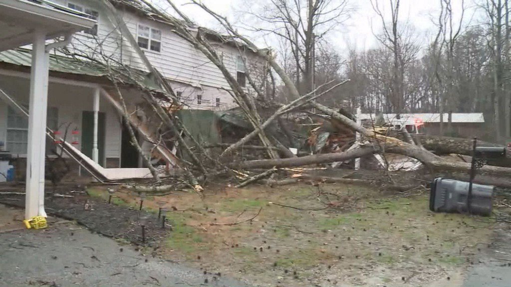 11AliveNews's tweet image. 'I sat and prayed' | Tree falls on Bremen residence after severe weather on.11alive.com/2nONPbe