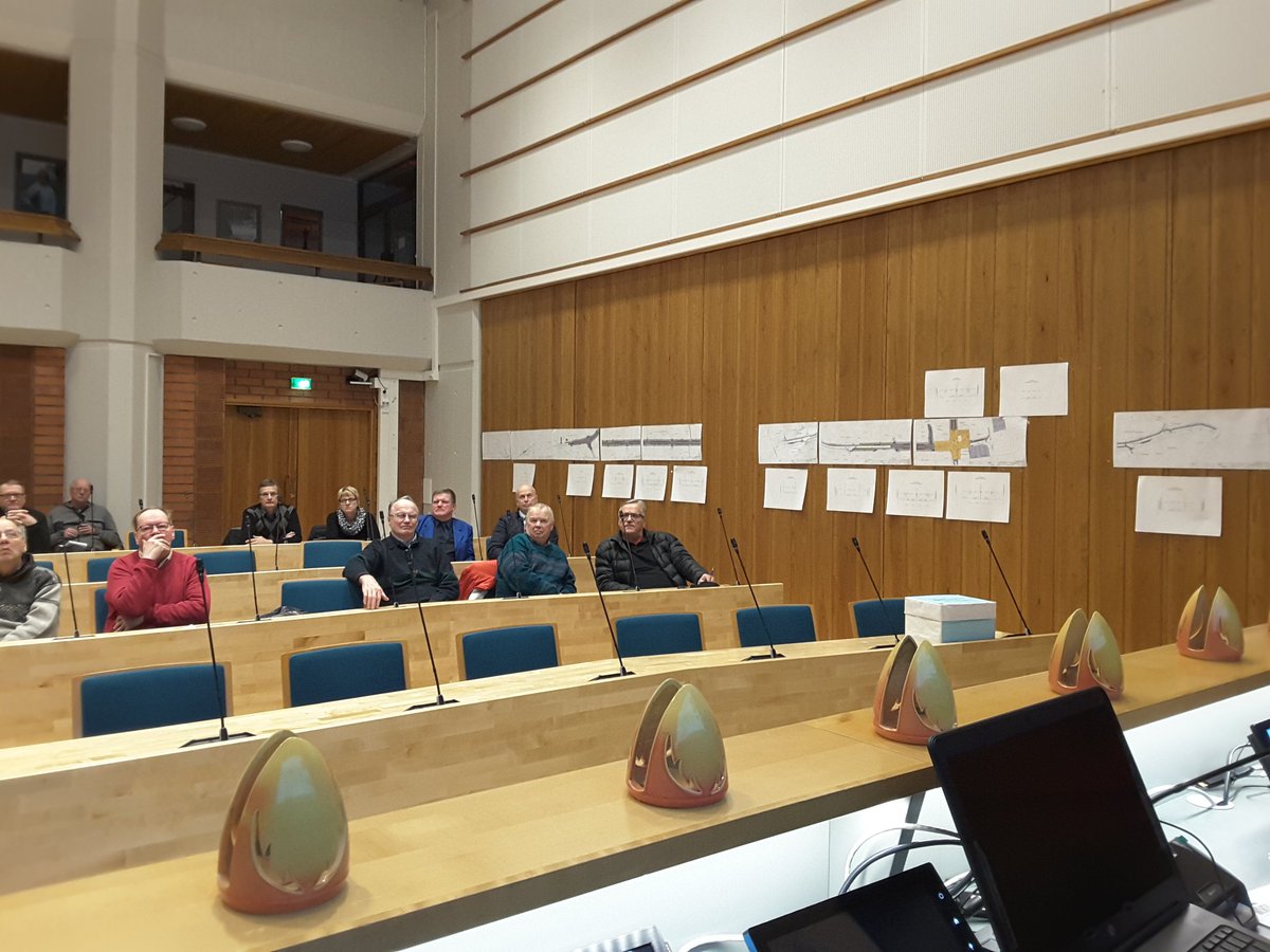 AriKuotesaho's tweet photo. Kuusamon keskustan liikennejärjestyjen esittelyä Kuusamon kaupungintalolla @POPELYkeskus https://t.co/9wG8YBByfJ