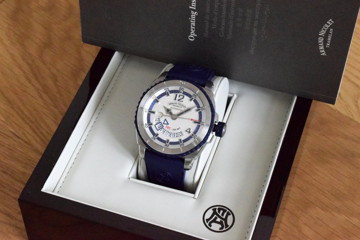 The #S05, with its 300m of #waterresistance, may look pretty, but it's a #tough old thing really. 

Original since 1875.

#ArmandNicolet #Swiss #Watches