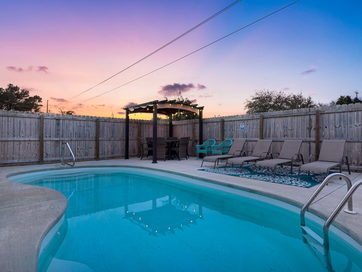 Planning a Florida beach vacation?  Remember to #BookDirect and avoid hidden fees. Whether you reserve a vacation rental home or condo, book direct for best rate guarantee. #bookdirectday #LoveFL #Destinvacation