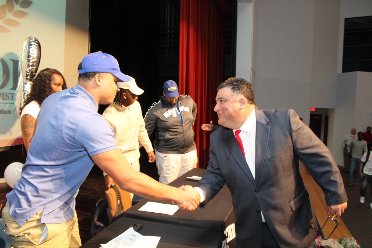 Manor_Sports's tweet photo. Congrats to Seniors Prince Umanmielen, Anthony Hill, Jeremy Fowler &amp; Latremont McCutchin Jr. for signing their letters to play college football on #NationalSigningDay2018 #WAMM #MustangPride #DestinationManor https://t.co/wuMkz0rT40 https://t.co/BEpew9ovLt