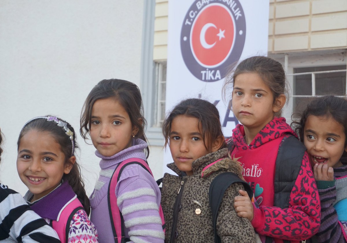 SMDKTurkce's tweet photo. TIKA, #Carablus'ta onararak yeniden hizmet açtığı ilkokulda öğrencilere yemek dağıtımı yaptı. #Suriye https://t.co/LCReuX75Qd