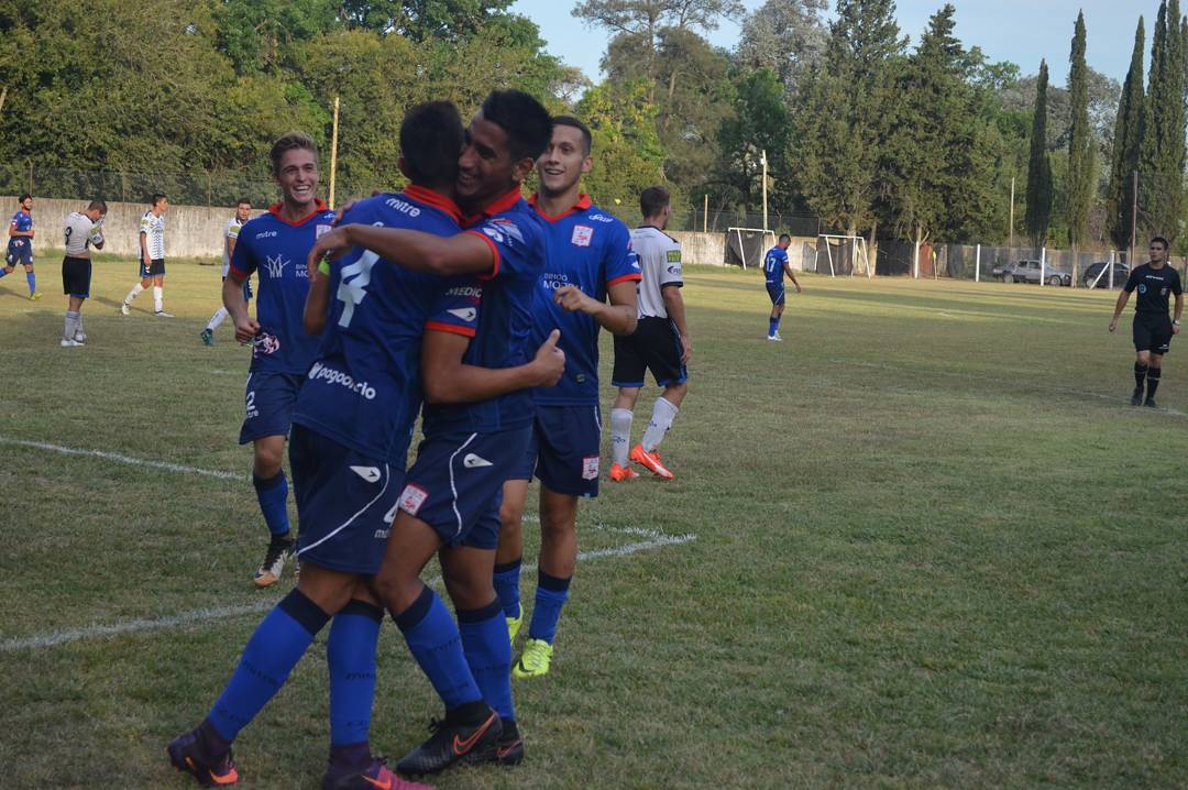 ReservaCDM's tweet photo. Abrazos de gol ⚽🐓 https://t.co/wngo8f1RcK