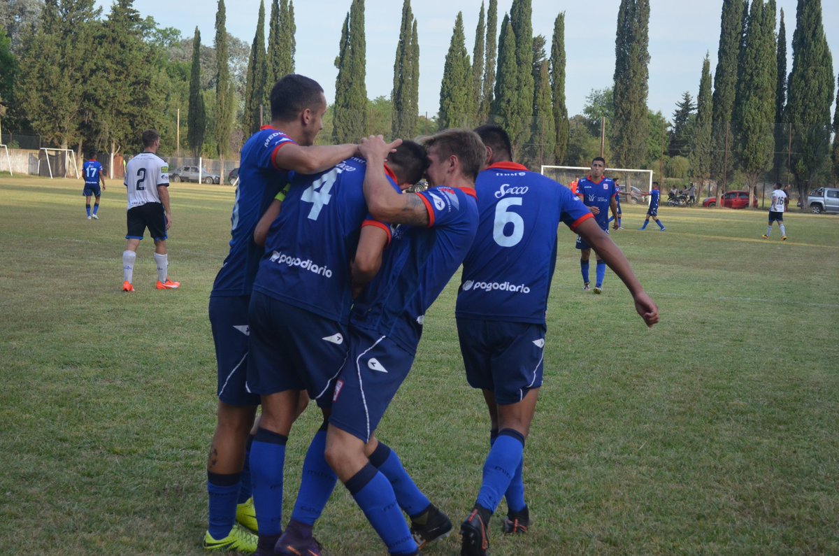 ReservaCDM's tweet photo. Abrazos de gol ⚽🐓 https://t.co/wngo8f1RcK