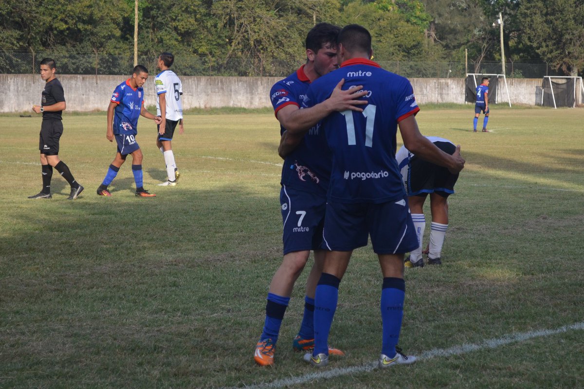 ReservaCDM's tweet photo. Abrazos de gol ⚽🐓 https://t.co/wngo8f1RcK