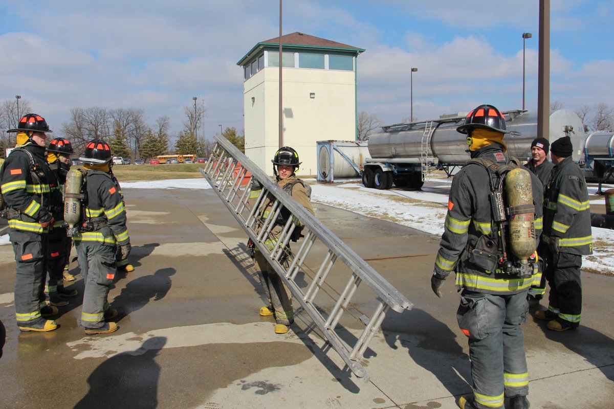 IFD_NEWS's tweet image. The time will come when someone's life is at stake and you have to make a split second decision.  Learning it right the first time.  #Class82 Keep up the good work. 🚒🔥