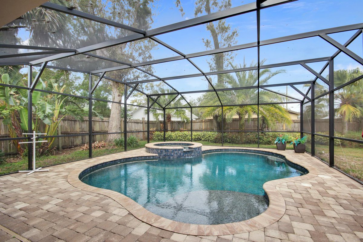 WemertGroup's tweet photo. This FULLY RENOVATED home boasts plenty of living space and endless updates - a solar heated pool, an upgraded kitchen, and more. This Winter Park beauty is zoned for sought after Seminole County schools plus NO HOA!
#JustListed #FullyUpgraded #WinterPark
https://t.co/rrgrwkpese https://t.co/4Tzcdft469