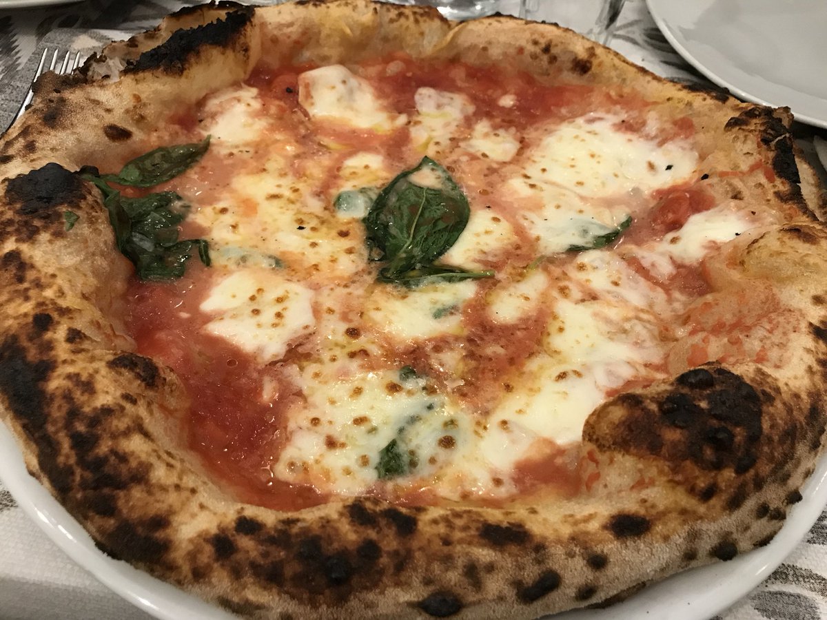 marcofoodguide's tweet photo. Lei è la regina di @casavitiello @cicciovitiello_ 
#vincitore #pizza #unsesco #patrimonio #patrimoniounesco #pizzanapoletana #napoli #caserta #aversa #foodinstalovees #gnigni #bontà #deliciusfood https://t.co/NZnUyBRHq7