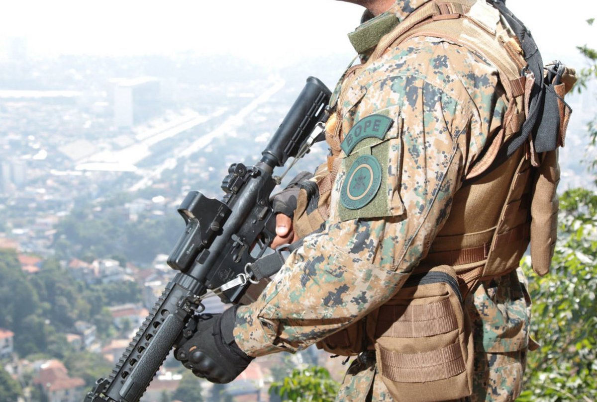 OpexNews's tweet photo. BOPE, Le Bataillon des troupes d'élite de la police militaire, entre dans le Complexo da Mare, un des plus grands complexes de «favelas» de #Rio, le 30 mars 2014 à Rio de Janeiro, au #Brésil. #Brazilian #Police #SpecialOperationsUnit #BOPE https://t.co/YZgMoTyCJD