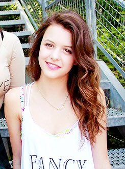 culturistyles's tweet photo. so you're telling me that leighton meester, sara waisglass, and gage golightly aren't all related? 

lmao ya ok https://t.co/0njXSaUP9p