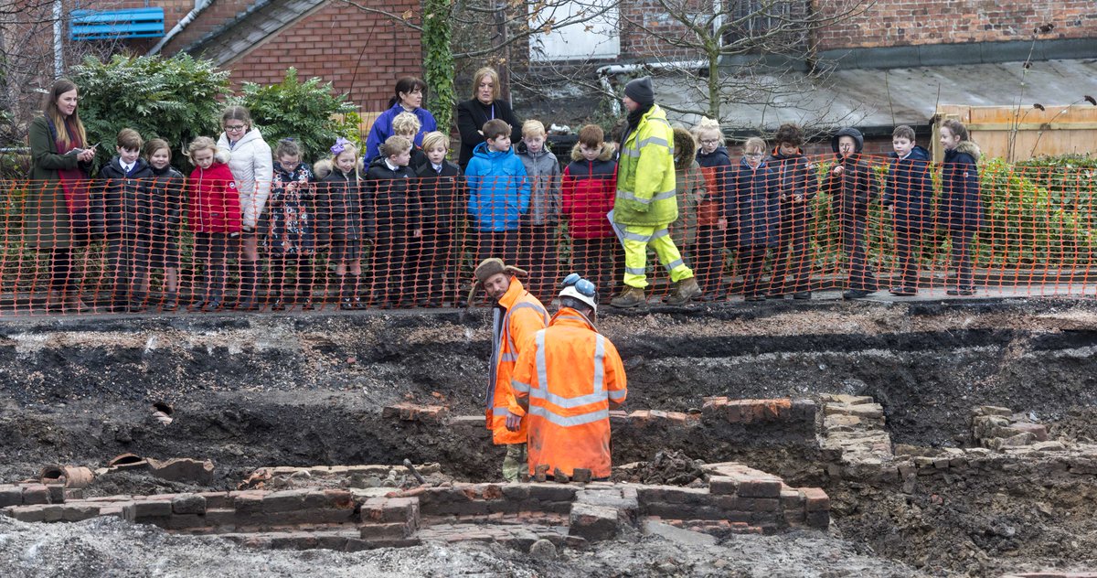 KnowsleyCouncil's tweet photo. Before construction of the #Shakespeare North Playhouse, @SalfordUni archaeologists carried out an investigation at the site in #Prescot. Schools, businesses &amp; community groups were invited to take a glimpse into Prescot's past. Read more https://t.co/P4DF2LVszP https://t.co/FSW31EW6xj