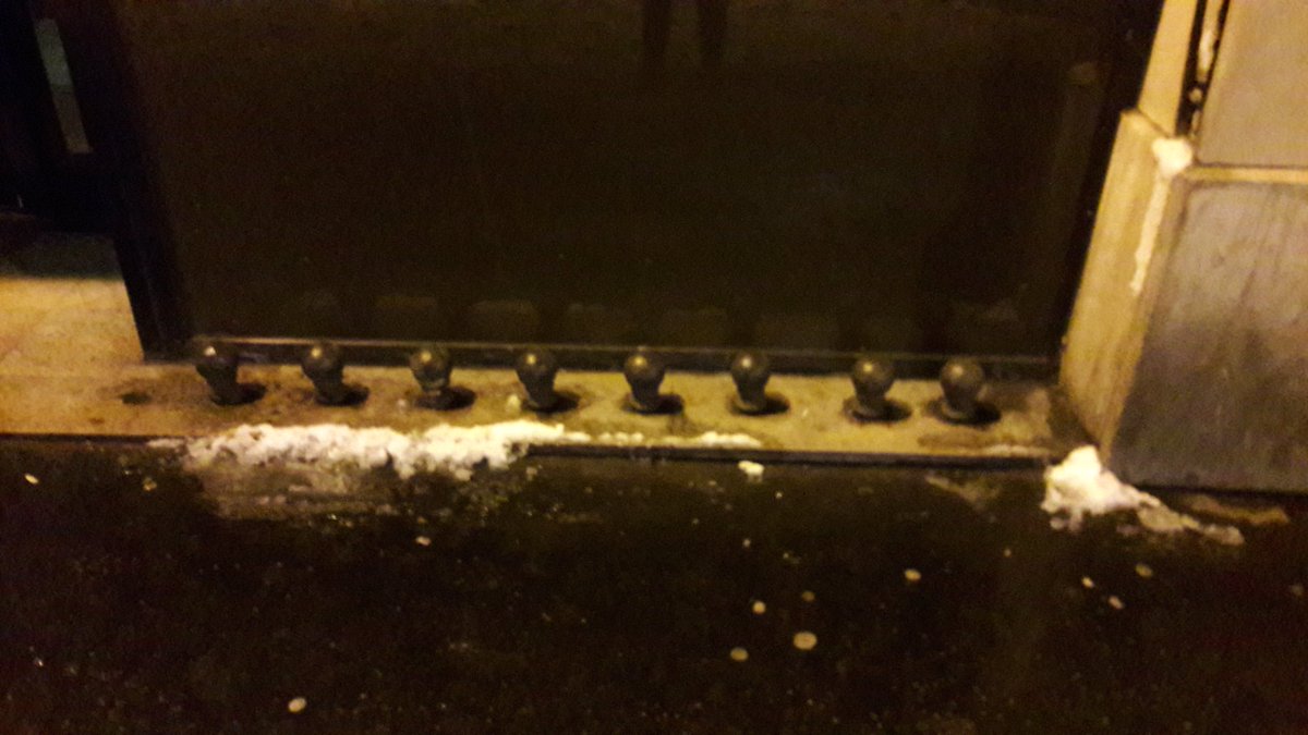 _StephMB_'s tweet photo. Est-ce bien nécessaire ? 🤔 #soyonshumains au 54 rue de la Roquette https://t.co/nKhSnTEebu