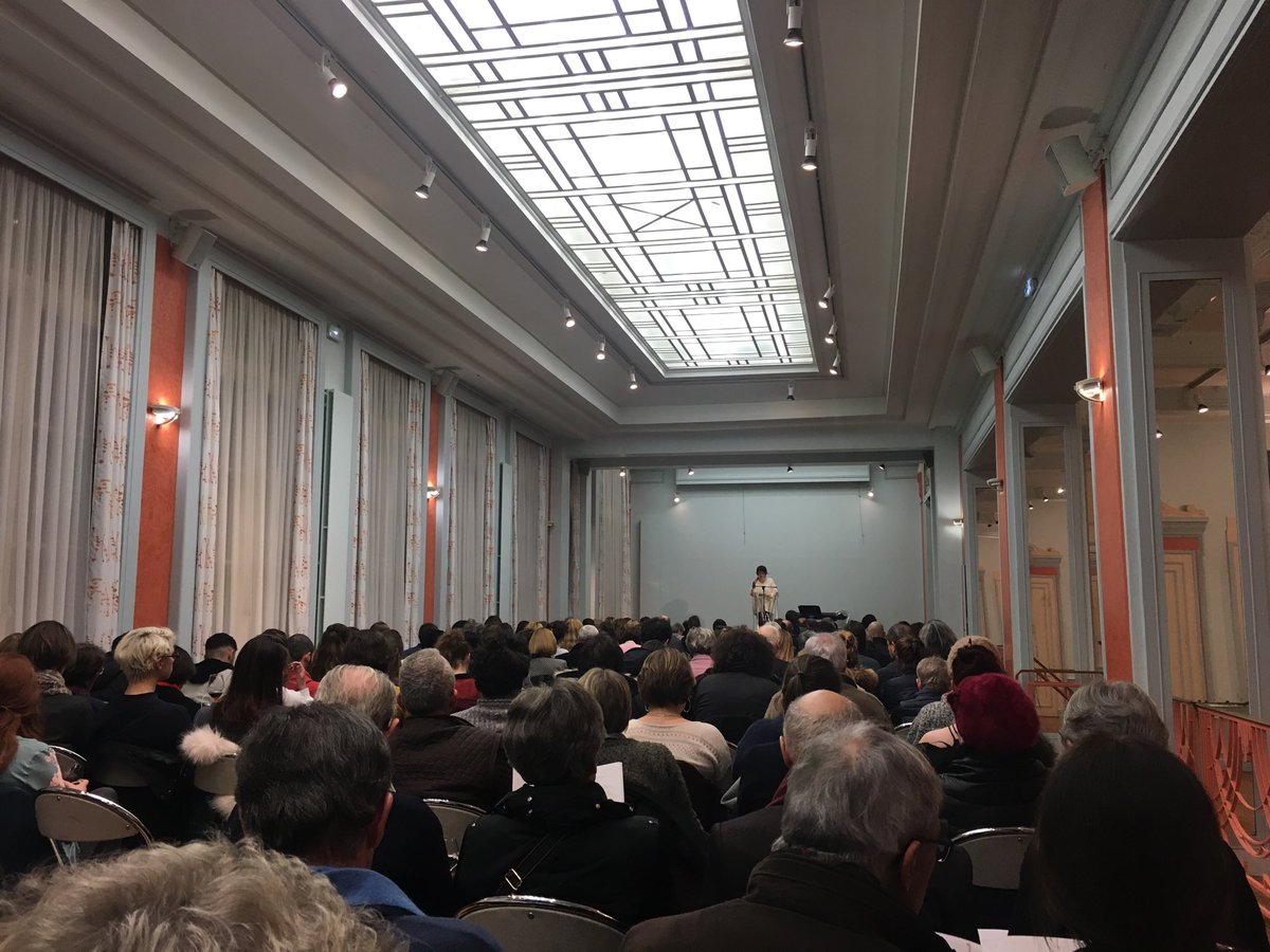 peridy's tweet photo. Foule pour vin et poésie avec les étudiants de lettres modernes de l’@UnivCathoOuest et les vignerons de @BrissacLoireAub @FoodAngers https://t.co/NvrXokFr1y