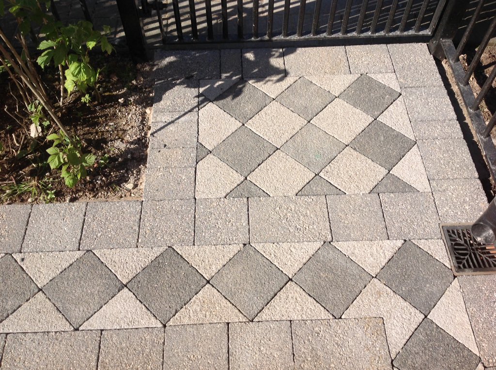 RopeGarden's tweet photo. Marshalls Argent fret detail twisting paving to 45 degree for seating area. Barry on aggregate in case fat spills.
#pavingincrewe #blackisback #patiosincrewe #patiosinnantwich #locallandscapers #poshpatios @MarshallsReg @MarshallsGroup #landscapingbrotherhood https://t.co/ExGRj6qDbt