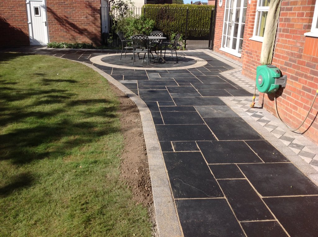 RopeGarden's tweet photo. Marshalls Argent fret detail twisting paving to 45 degree for seating area. Barry on aggregate in case fat spills.
#pavingincrewe #blackisback #patiosincrewe #patiosinnantwich #locallandscapers #poshpatios @MarshallsReg @MarshallsGroup #landscapingbrotherhood https://t.co/ExGRj6qDbt