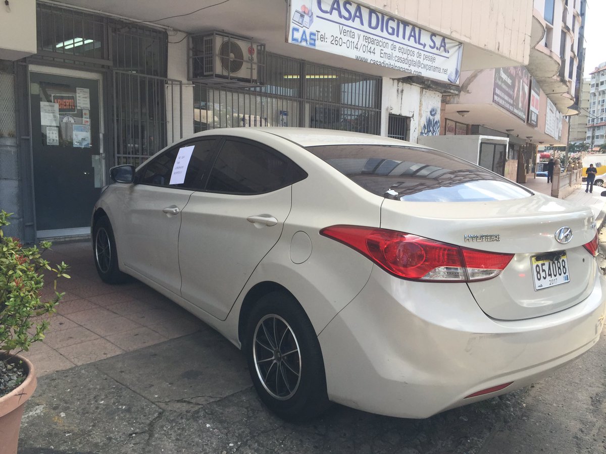 Danielaagz24's tweet photo. Qué abuso este "señor" se estacionó en la acera en Vía España, calle 42 desde hace DOS DIAS. Obstruye acera y entrada a locales comerciales @ATTTPanama por favor respectivamente sanción https://t.co/qD7QtmkPQr