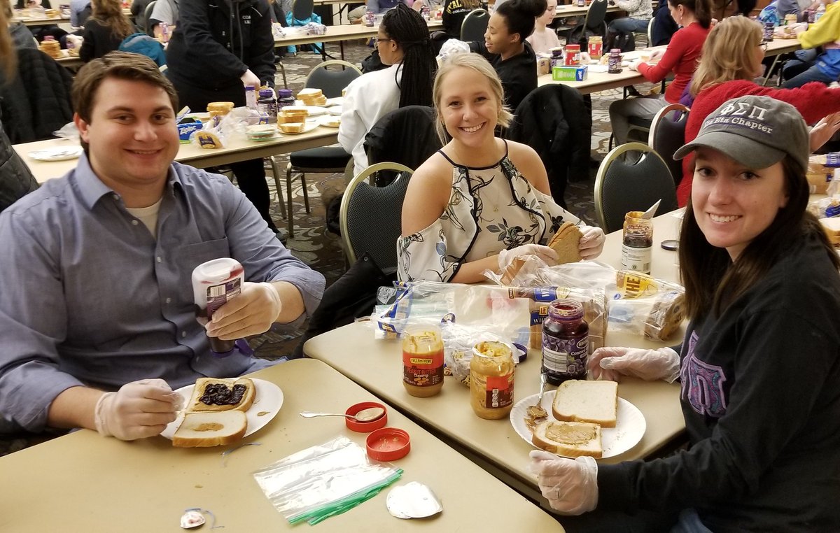 PhiSigmaPiOU's tweet image. Today some of our brothers helped make peanut butter and jelly sandwiches to be passed out to the homeless in the Detroit area. #ThisIsOU #LeaveALegacy