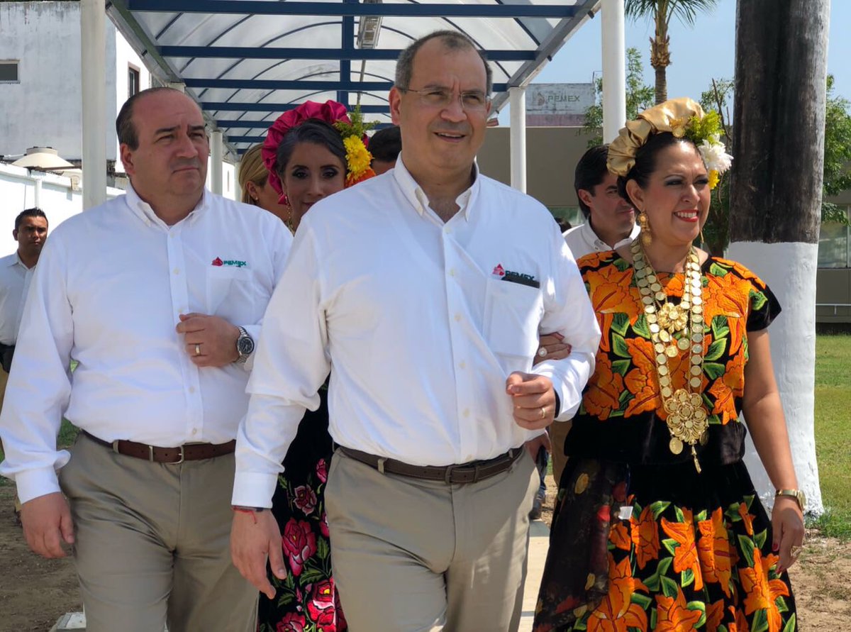 CarlosATrevinoM's tweet photo. Para @Pemex, #Oaxaca es un estado muy importante. Hoy en presencia del gobernador @alejandromurat entregamos una ambulancia 🚑 al Hospital de la Niñez Oaxaqueña 👧🏻👦🏻 y tres camiones compactadores  de basura para apoyar las labores de limpieza en el municipio de Salina Cruz https://t.co/ATxBgsmVSl