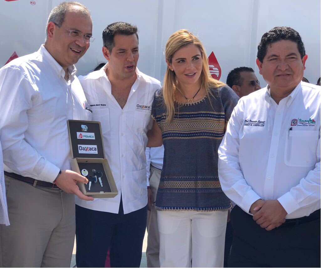 CarlosATrevinoM's tweet photo. Para @Pemex, #Oaxaca es un estado muy importante. Hoy en presencia del gobernador @alejandromurat entregamos una ambulancia 🚑 al Hospital de la Niñez Oaxaqueña 👧🏻👦🏻 y tres camiones compactadores  de basura para apoyar las labores de limpieza en el municipio de Salina Cruz https://t.co/ATxBgsmVSl